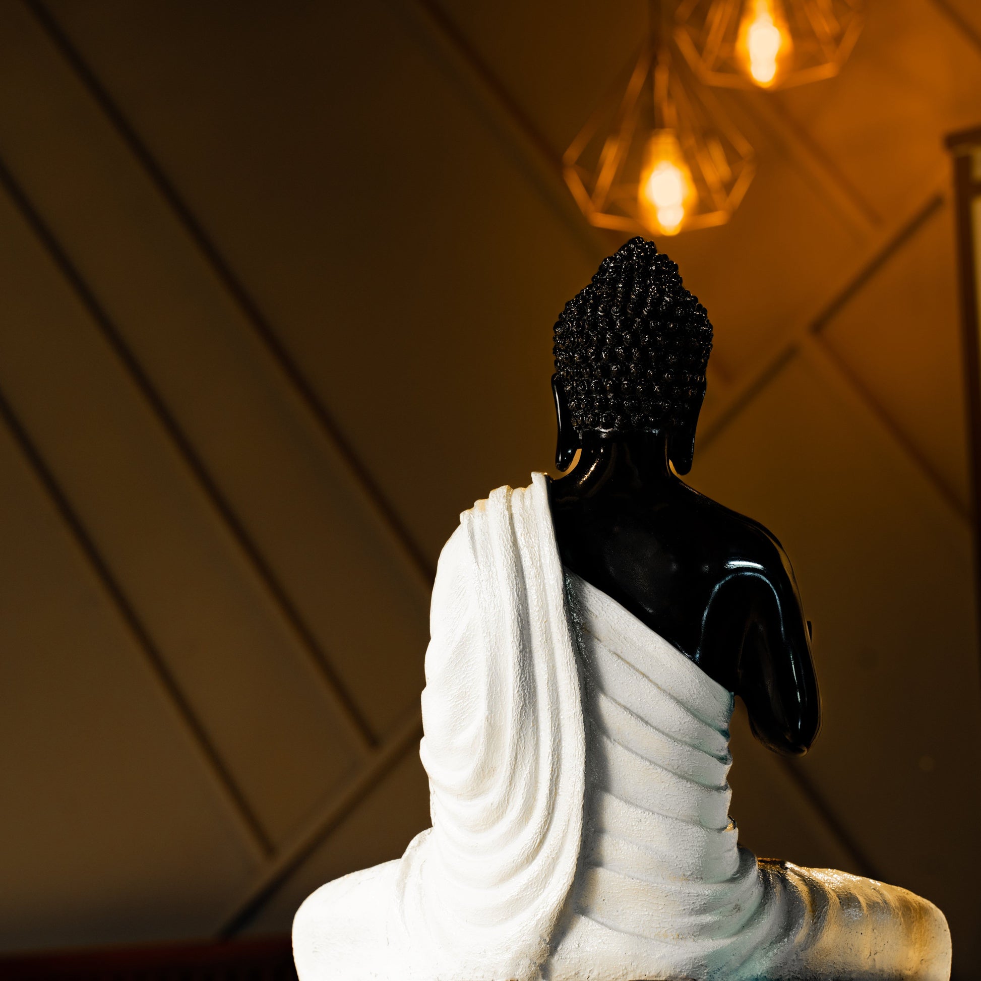 The meditating buddha- Black and white edition - madsbox